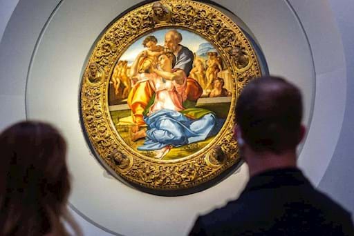 Tourists visiting the Uffizi Gallery