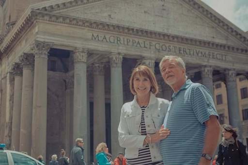 couple visiting the Pantheon on Rome