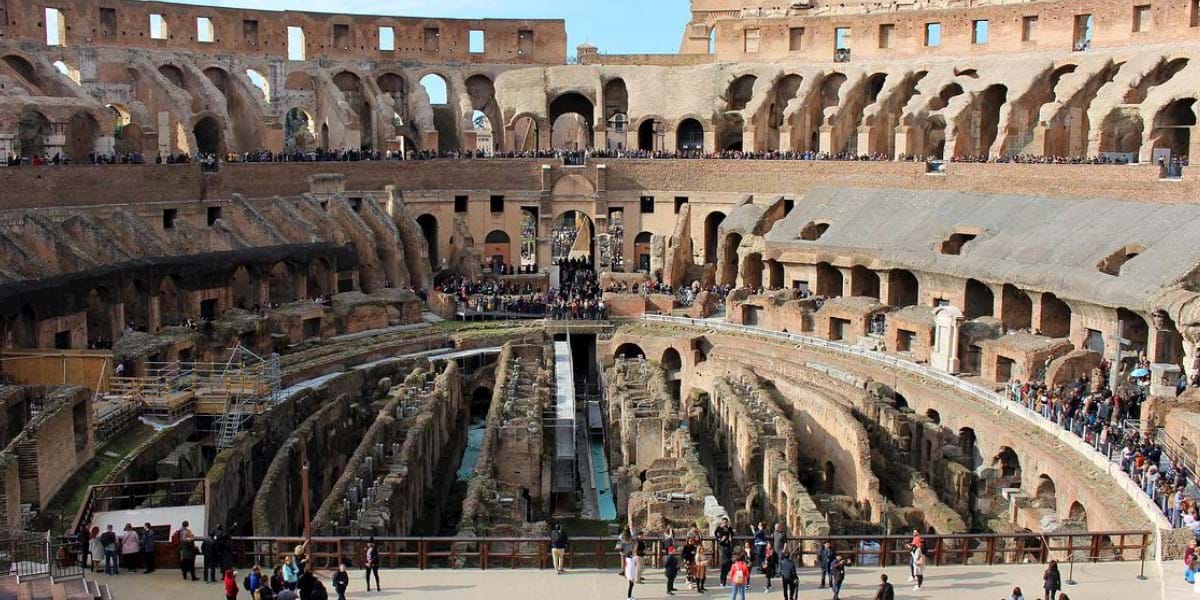 Почему колизей. Рим Колизей внутри. Италия Колизей внутри. Римская Империя Колизей внутри. Колизей в Риме сейчас.